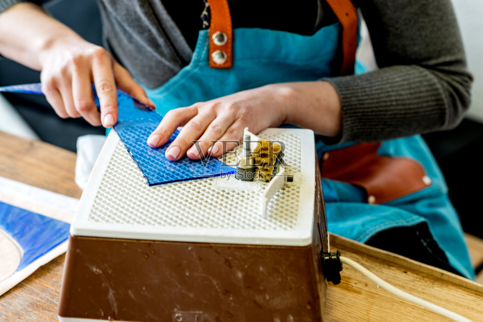 彩色玻璃的加工要素为彩色玻璃。照片摄影图片