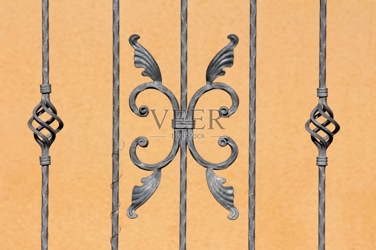 灰色定制制作复古复古的锻铁栅栏，各种大小手工装饰羽毛等形式照片摄影图片