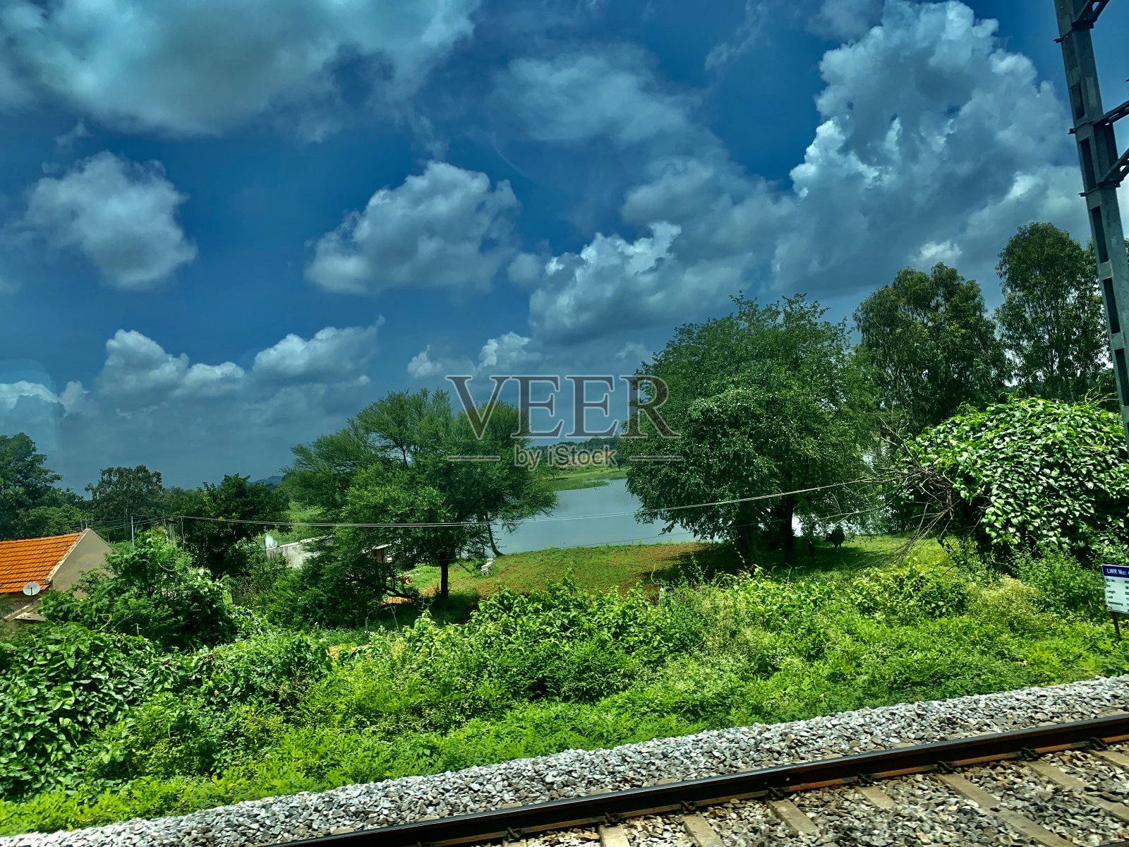 乡村绿化，湖泊和天空的景色照片摄影图片