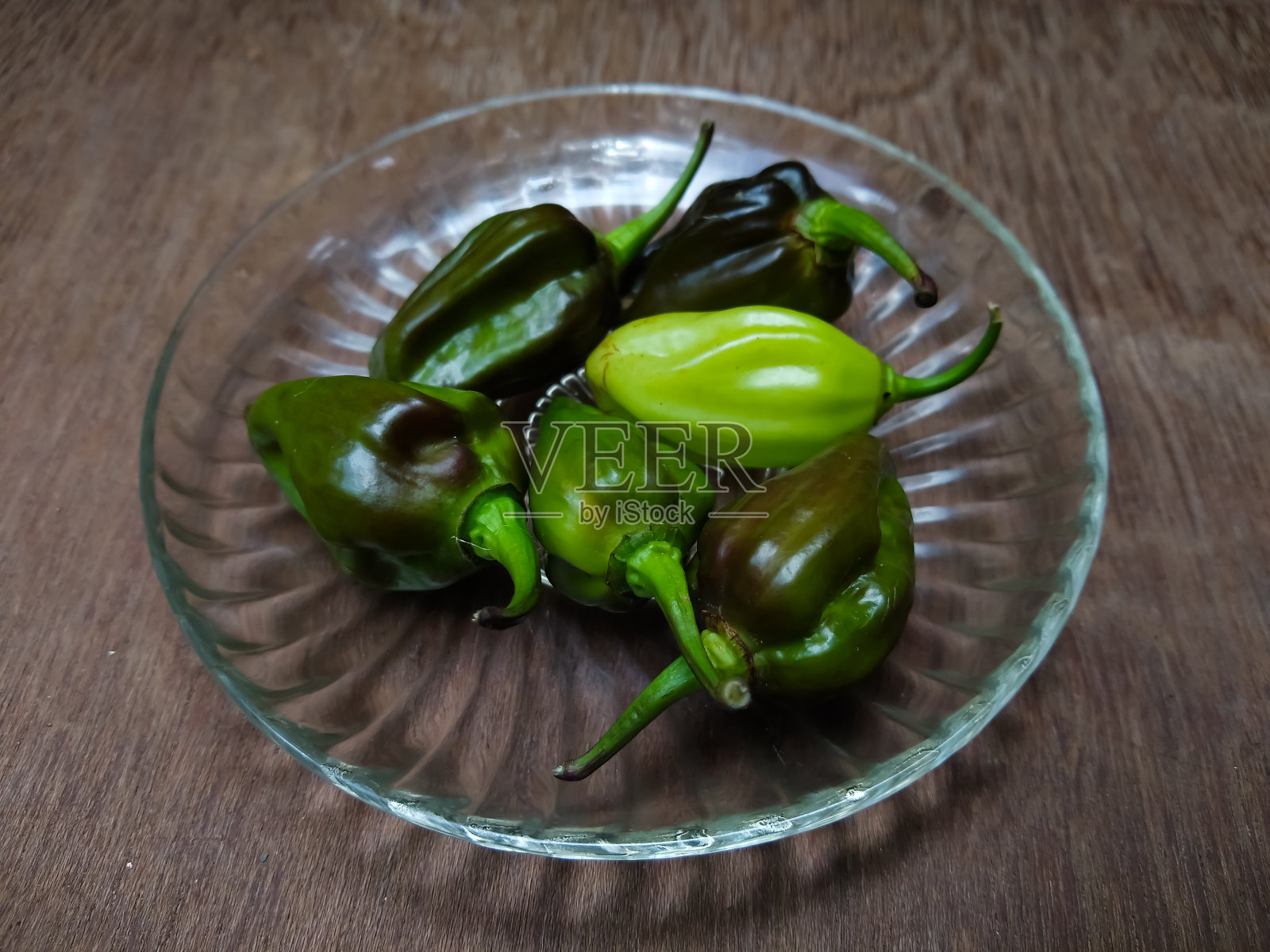 帕德龙辣椒在盘子里照片摄影图片