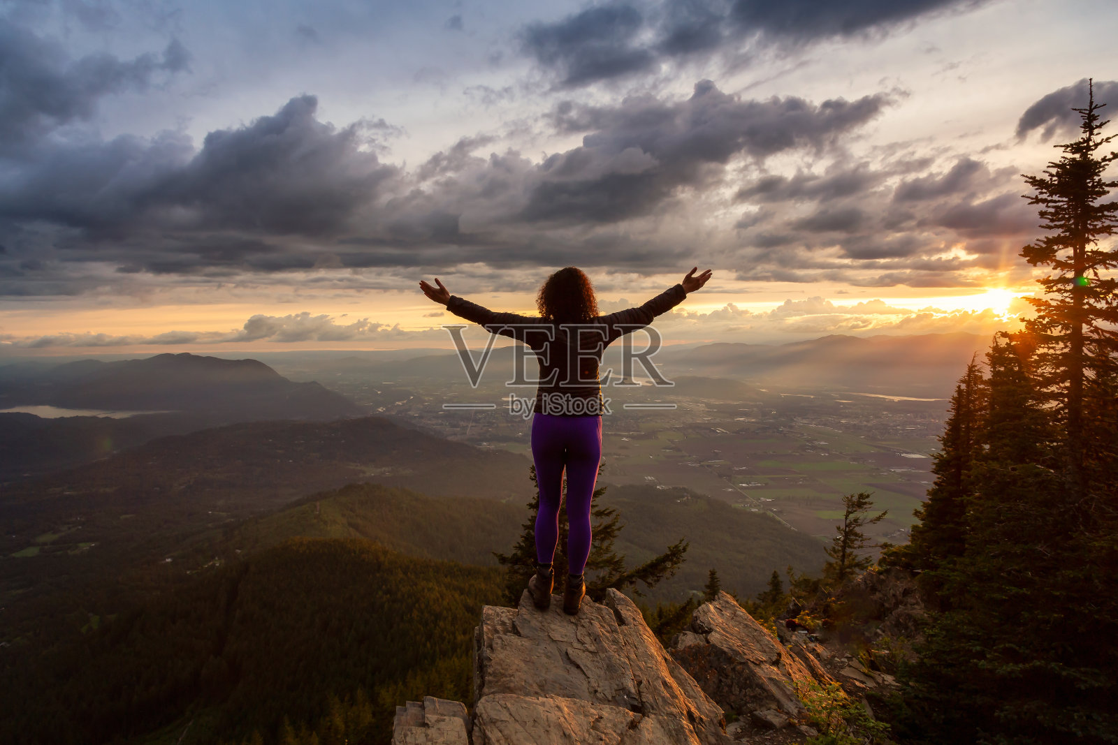 在日落时分山上的女孩照片摄影图片