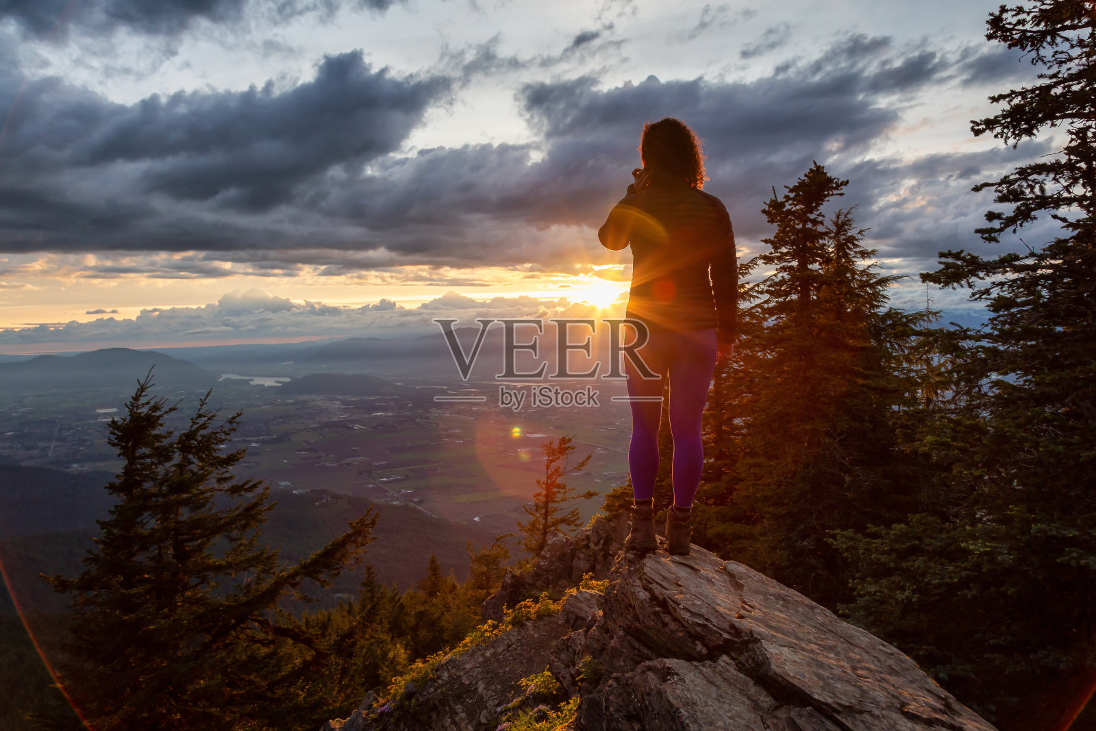 奇幻冒险合成图：山崖顶端的人照片摄影图片