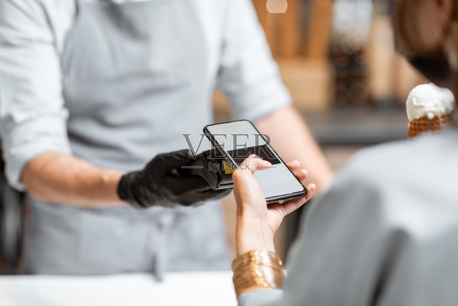 冰淇淋店的非接触式支付照片摄影图片