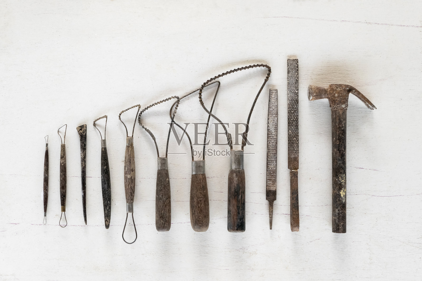 白色背景上的雕塑工具。照片摄影图片