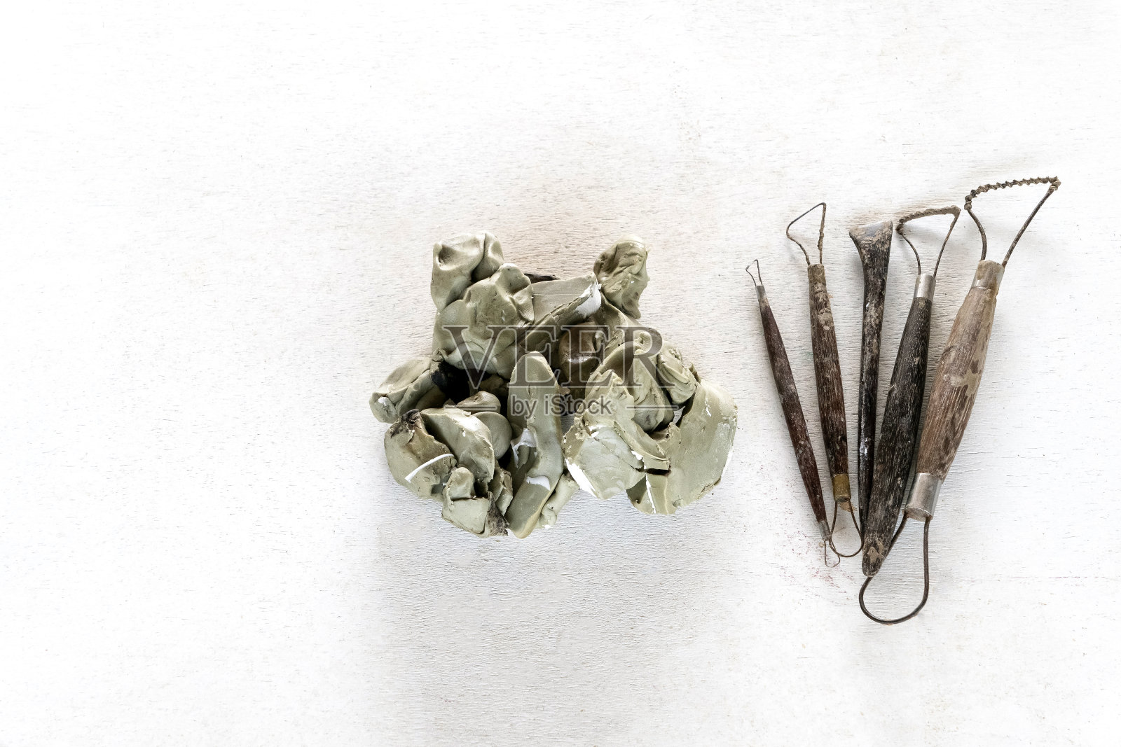 白色背景上的雕塑工具。照片摄影图片