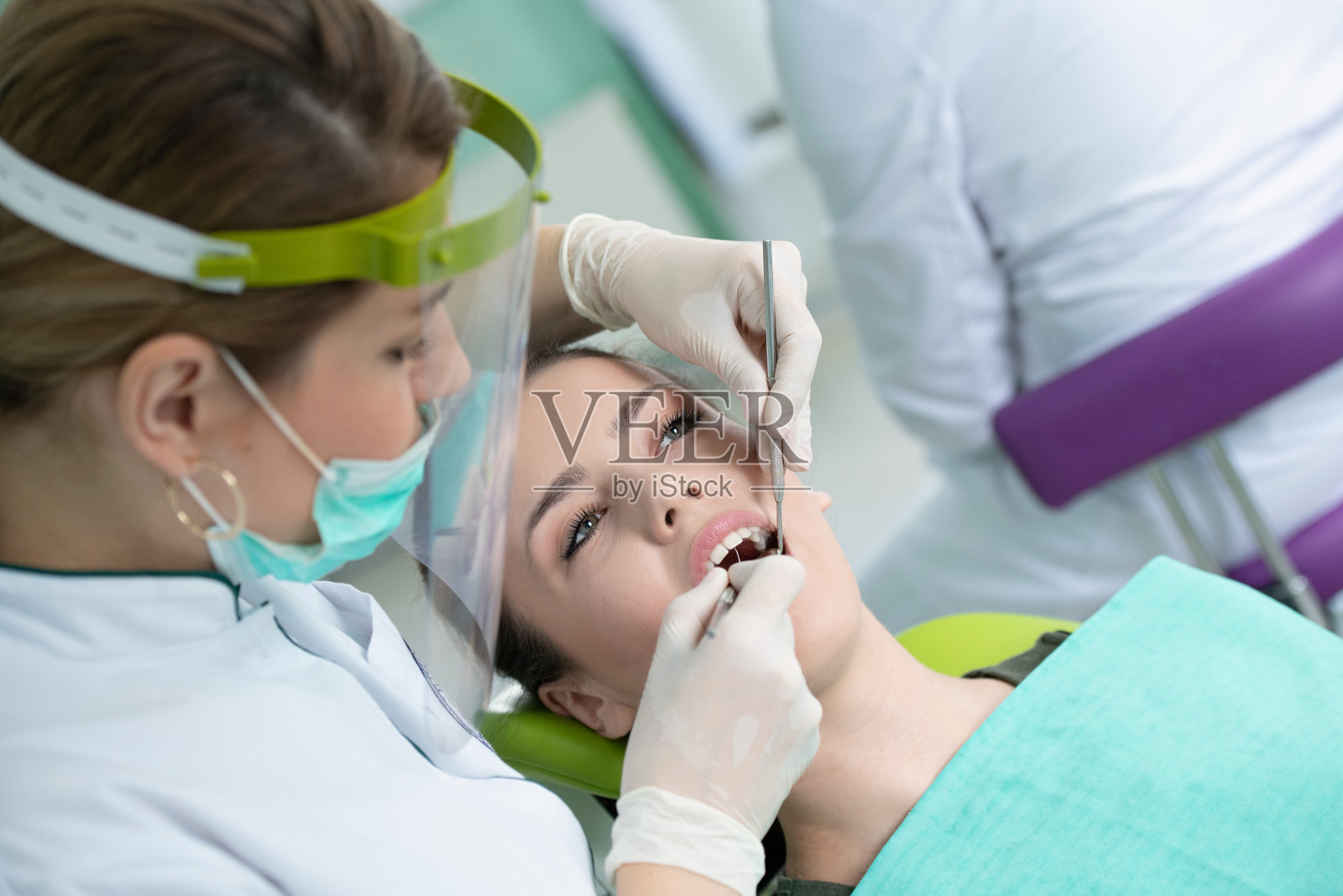 牙科诊所的牙医和病人照片摄影图片