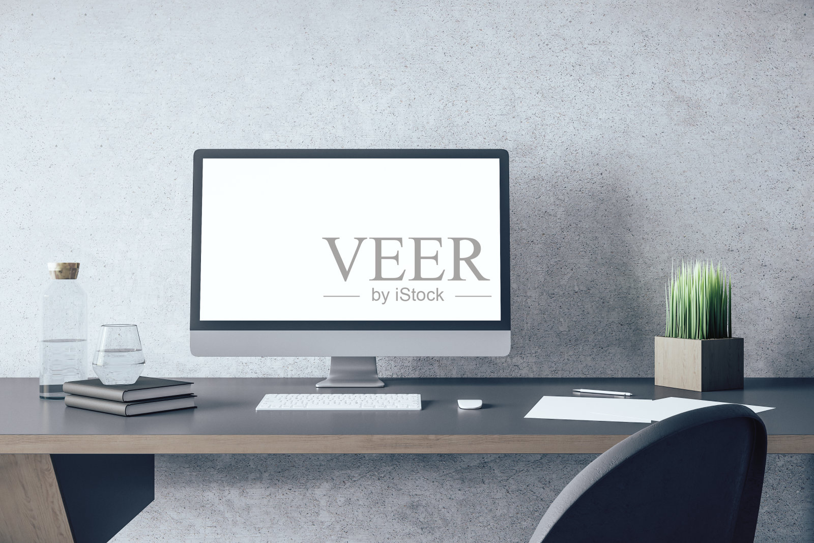 设计师的桌面与空白的白色电脑屏幕照片摄影图片