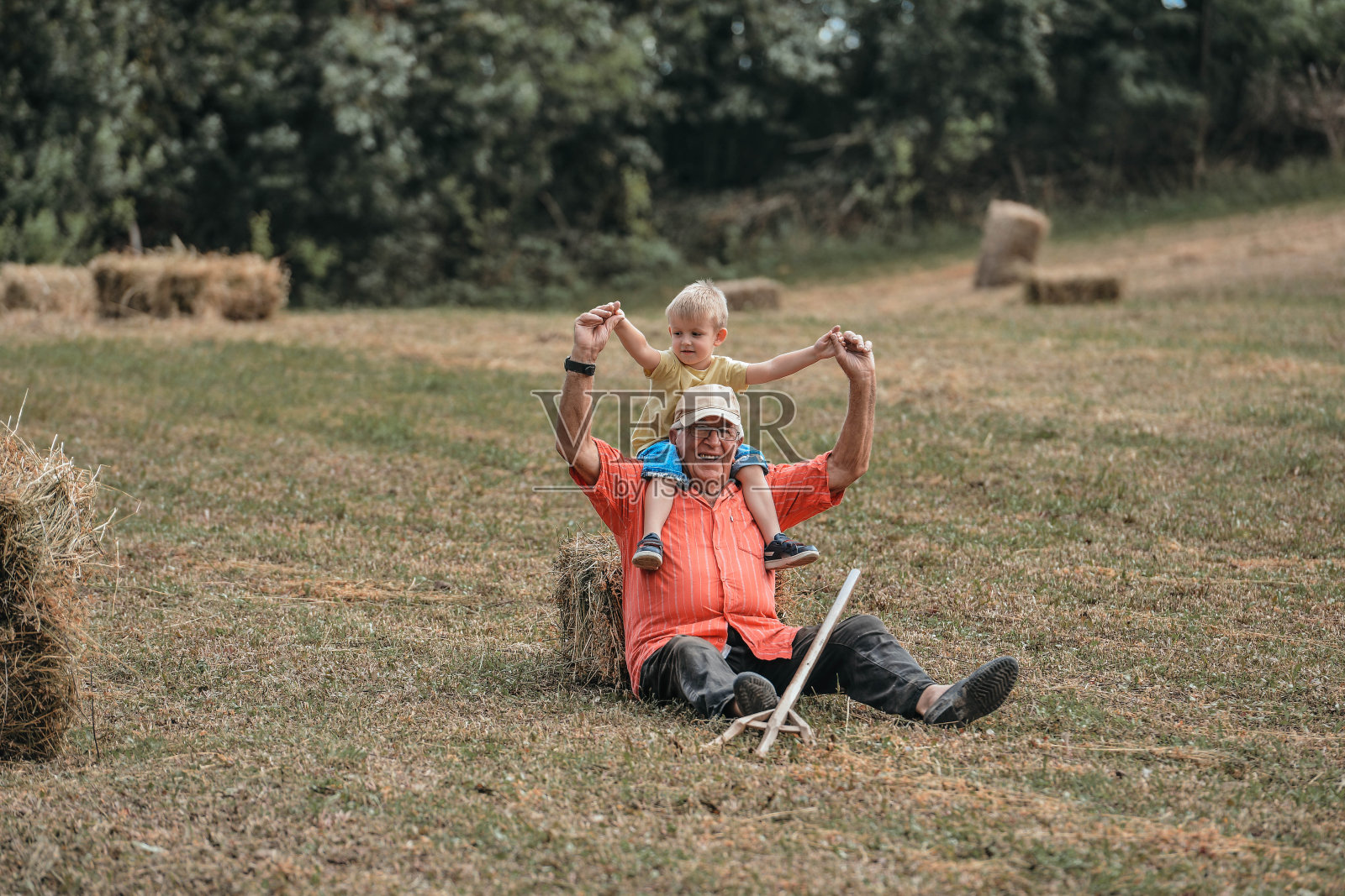 在田野里享受夏日的阳光照片摄影图片