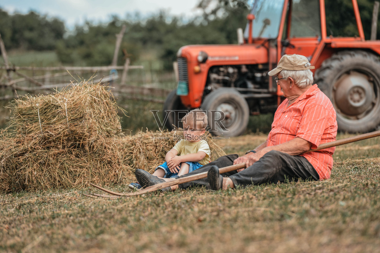 在田野里享受夏日的阳光照片摄影图片