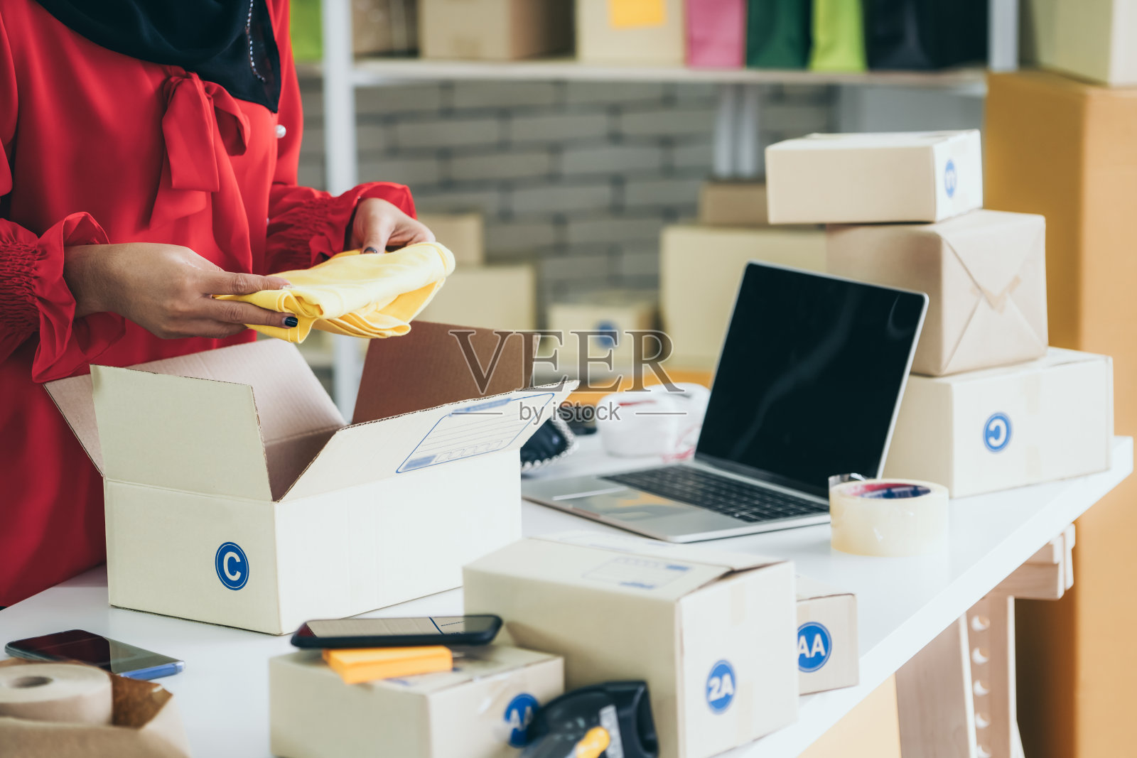 网上卖家工作在家办公和包装运输交付盒给客户。照片摄影图片