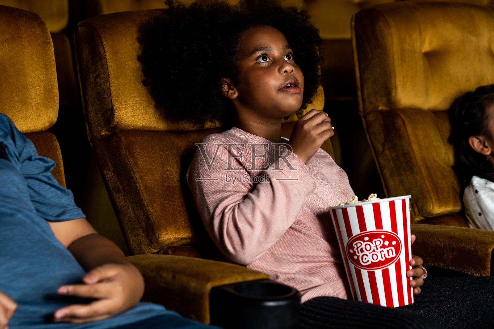 三个孩子看电影很开心照片摄影图片