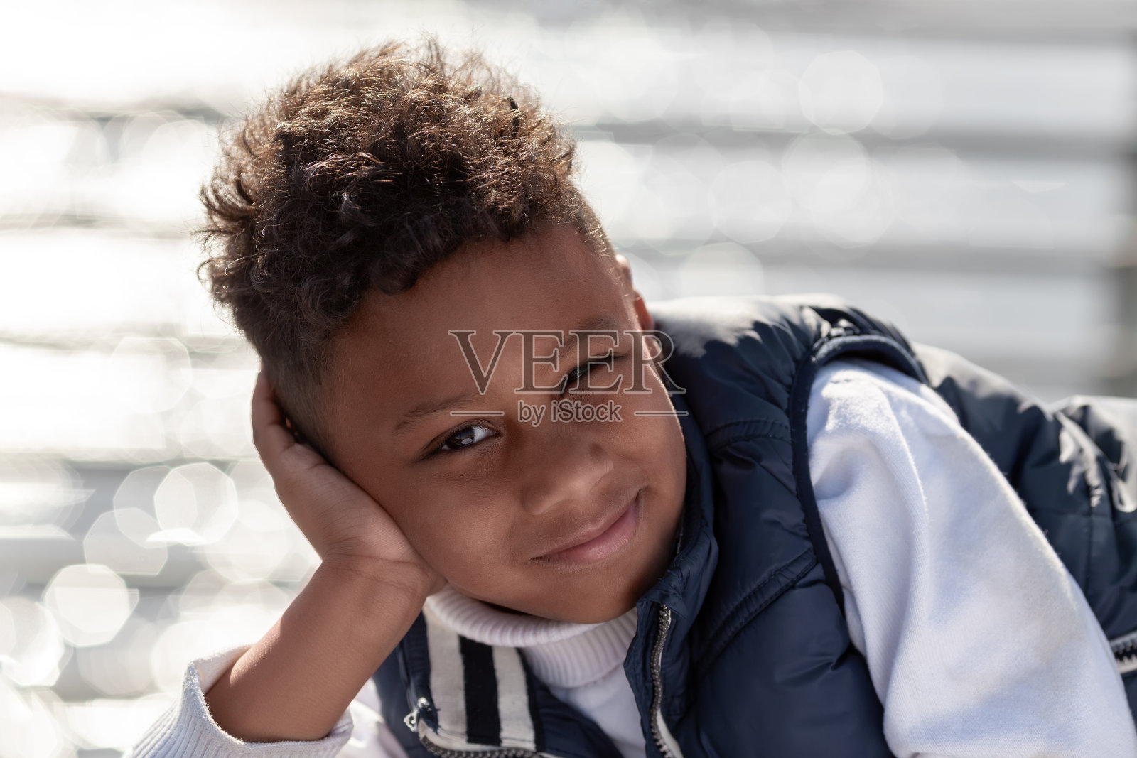 一个可爱的非洲裔美国小男孩微笑的肖像照片摄影图片