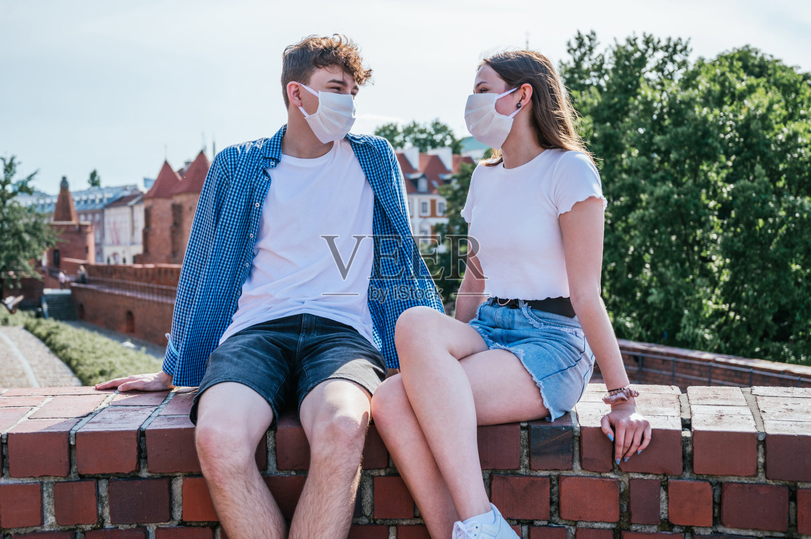 相爱的情侣戴着面具在外面聊天和散步照片摄影图片