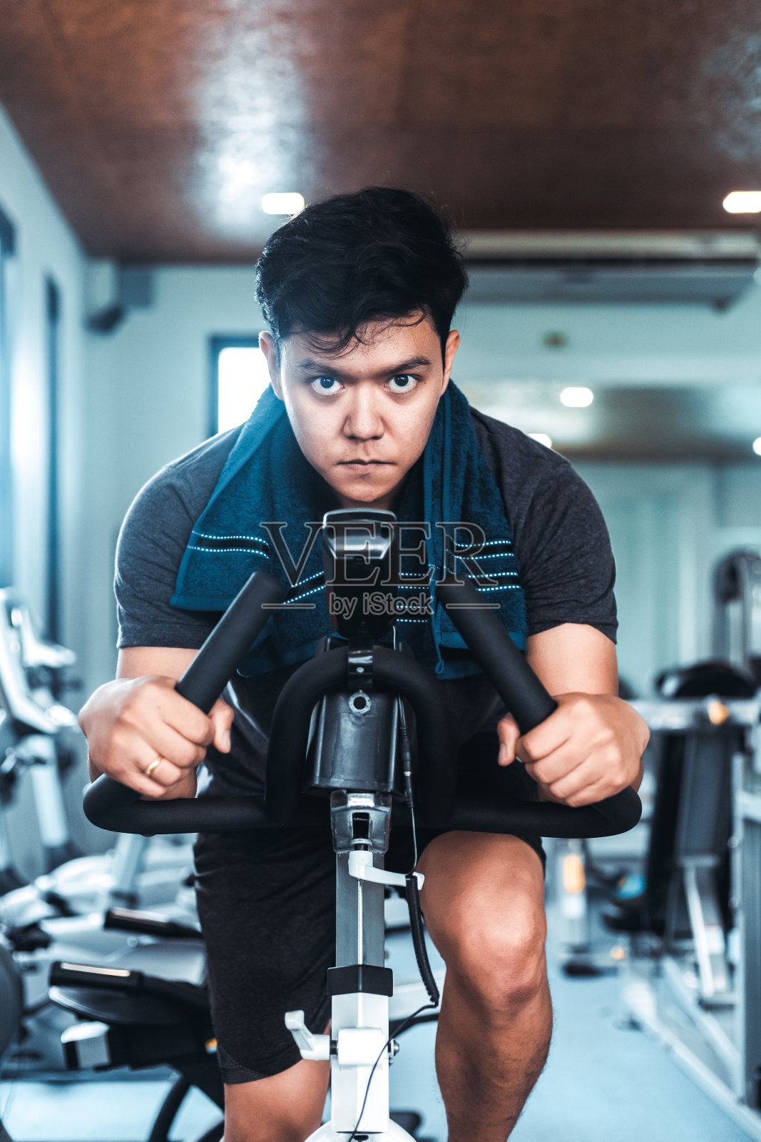 健康的人在健身自行车在健身房。健康和有趣的生活方式概念。照片摄影图片