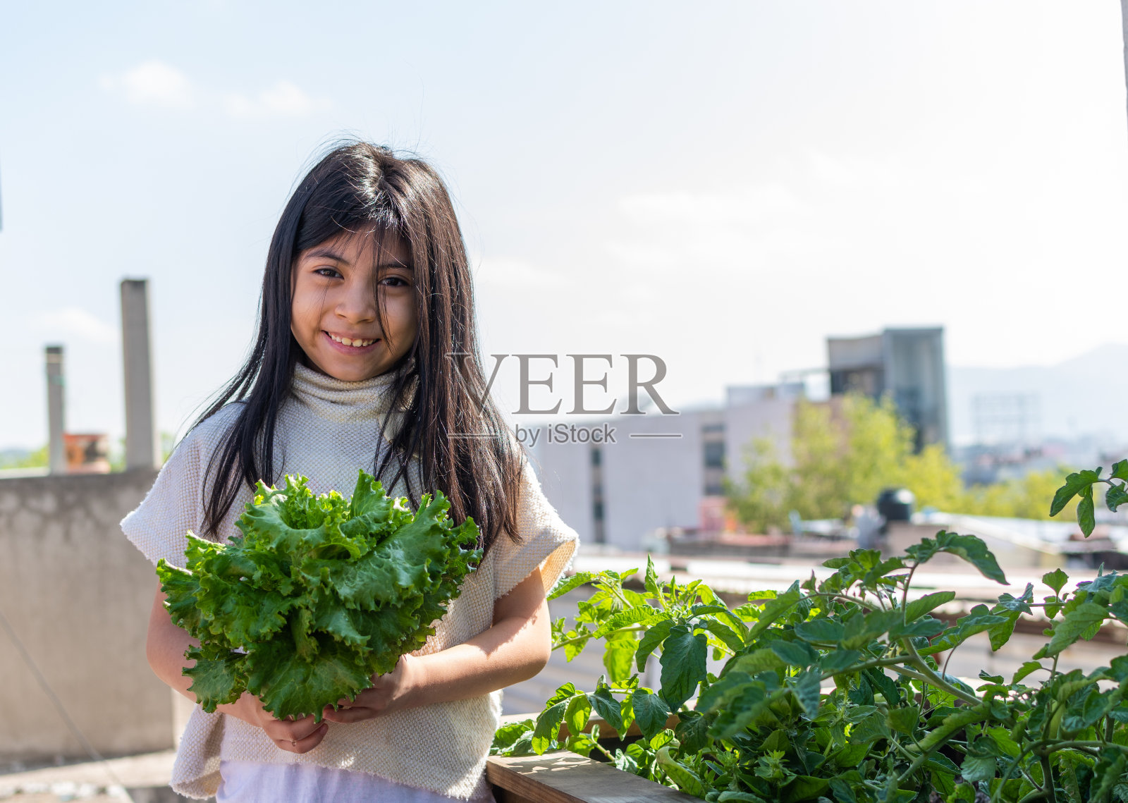 手上有生菜的女孩照片摄影图片