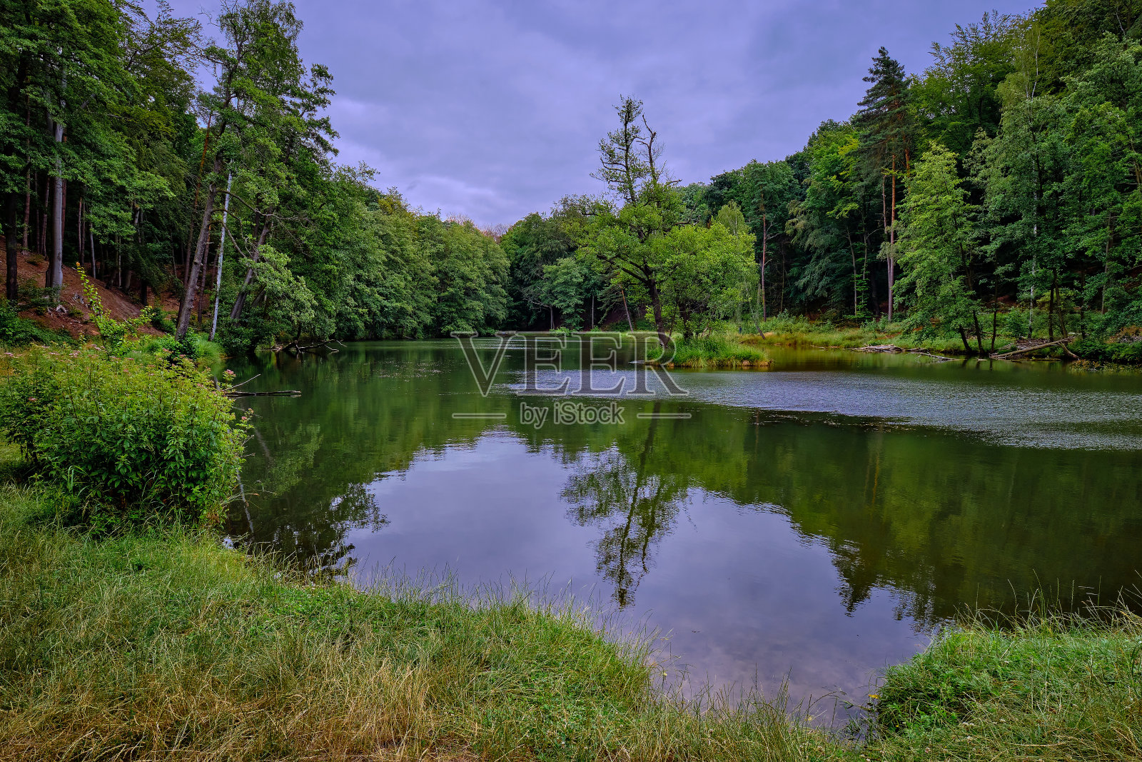 Bad Freienwalde附近的“魔鬼湖”上空戏剧性的天空照片摄影图片