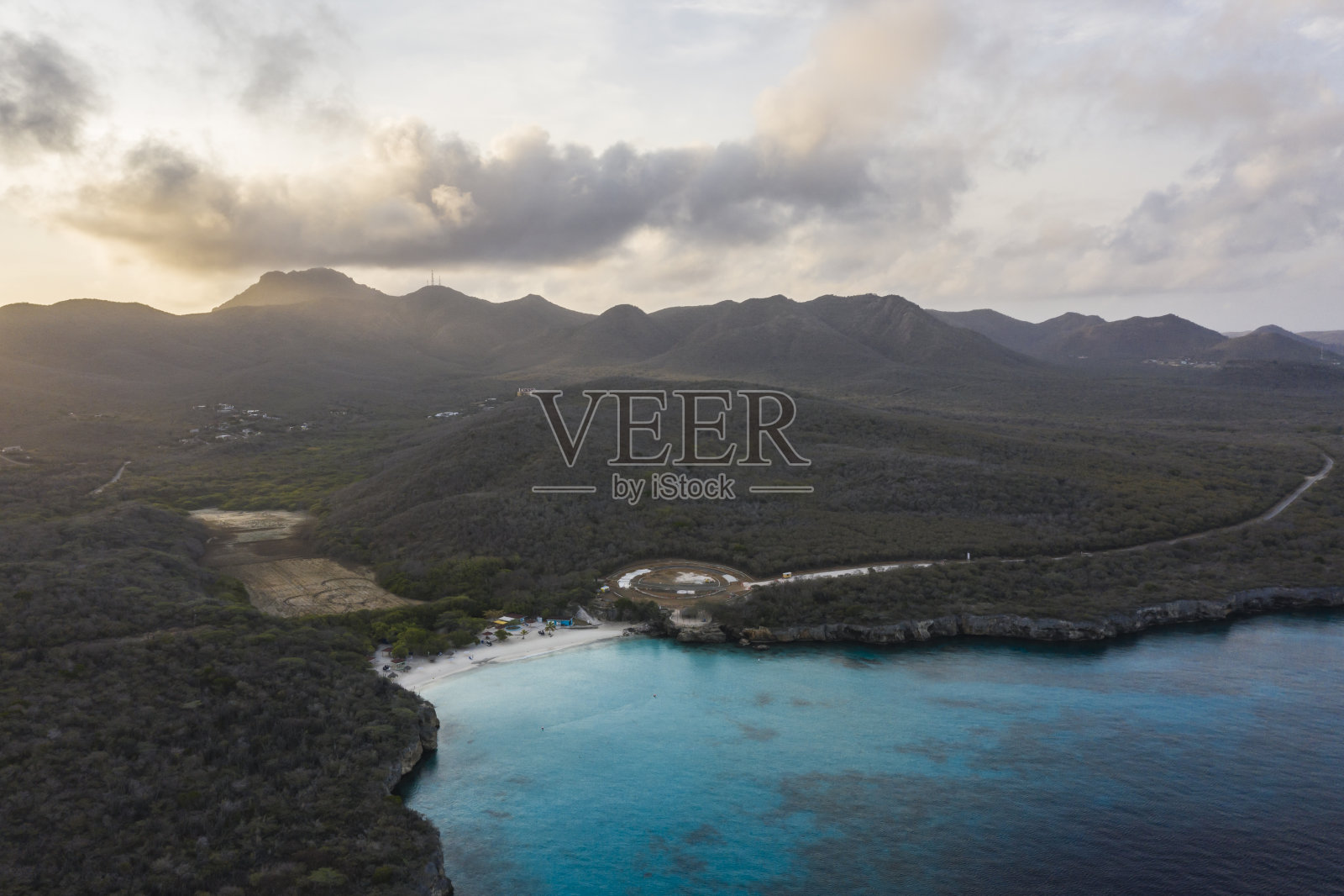 鸟瞰图Curaçao海岸在加勒比海碧绿的水，悬崖，海滩和美丽的珊瑚礁照片摄影图片