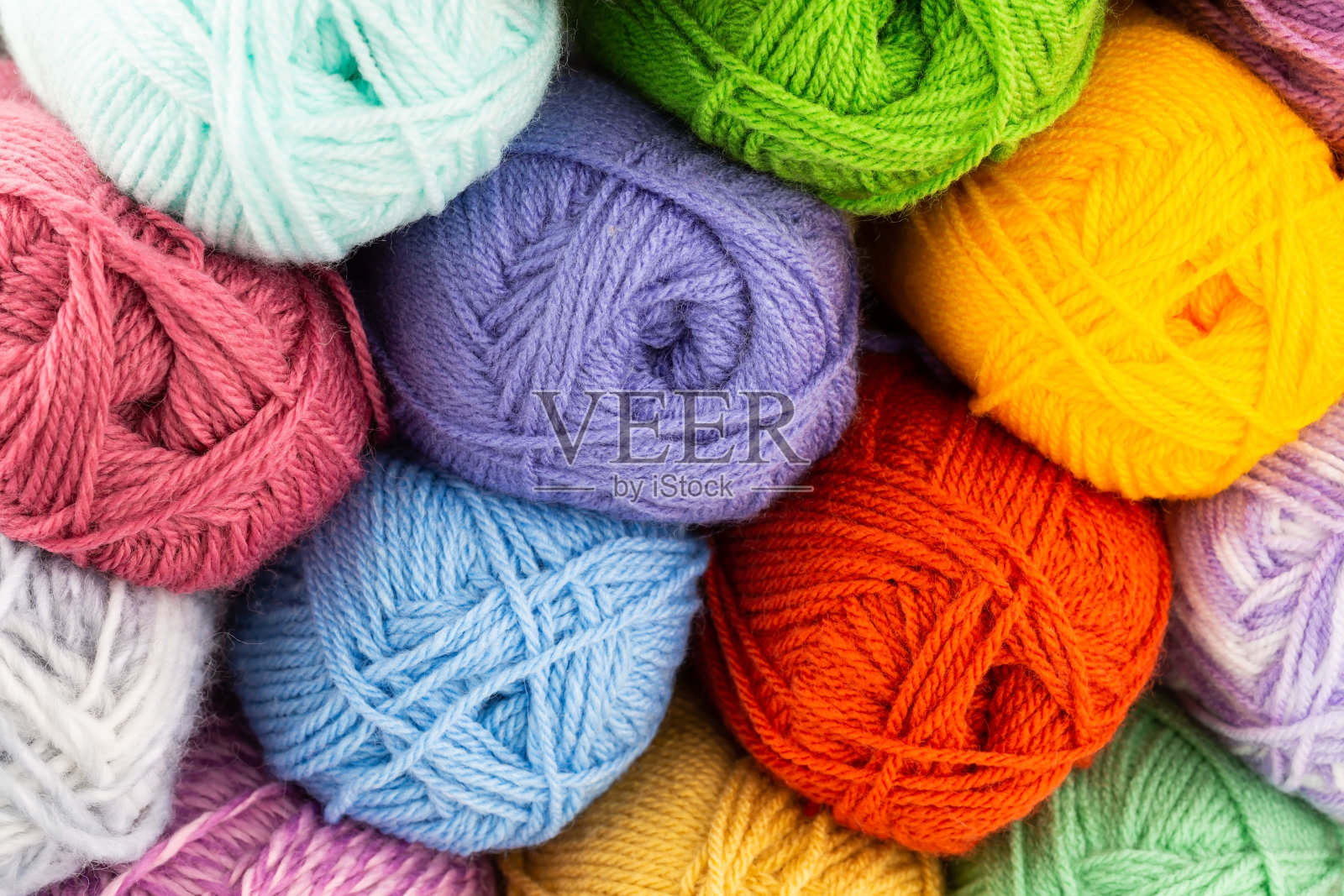这堆彩色的针织纱线提示照片摄影图片
