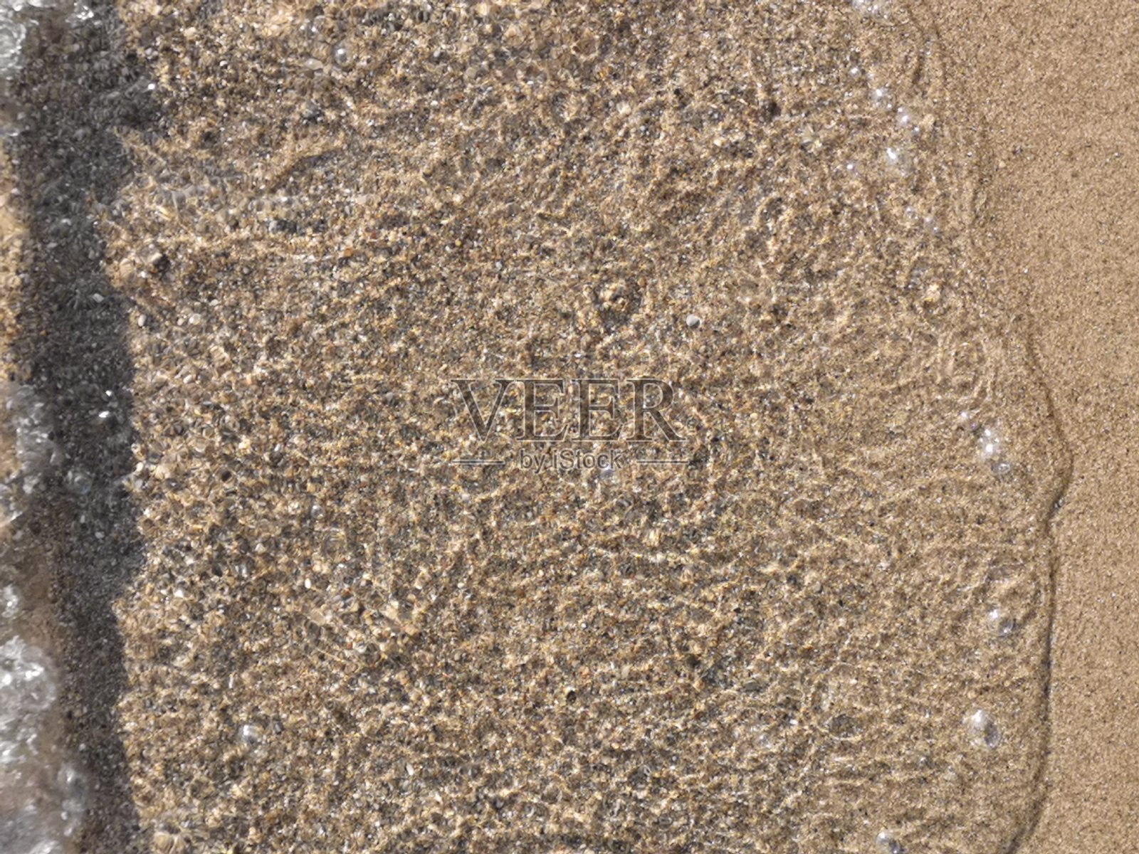 在沙子上翻滚的水照片摄影图片