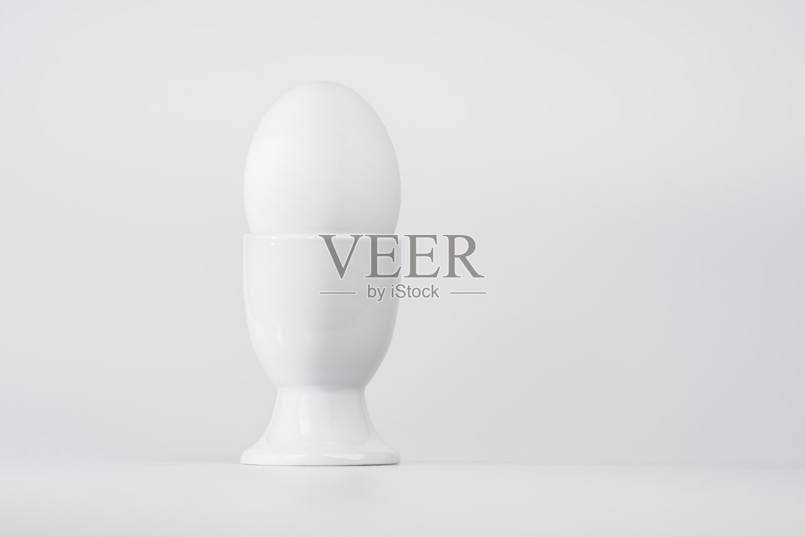 白蛋放在白蛋杯里照片摄影图片