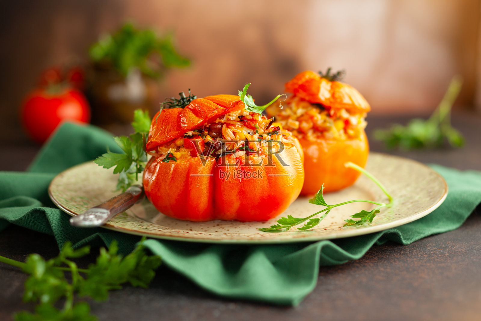 美味的南瓜馅儿西红柿，配上米饭、蔬菜和肉照片摄影图片