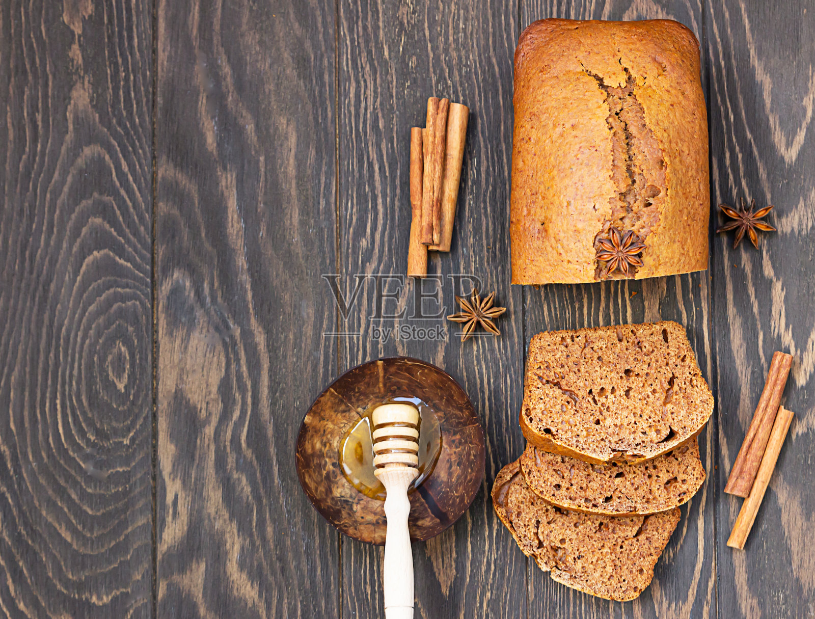 姜饼和蜂蜜面包蛋糕，肉桂和茴芹的深色背景。乡村风格。照片摄影图片
