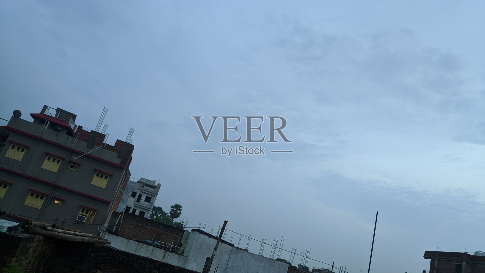 这是2020年7月4日从屋顶拍下的美丽天空。照片摄影图片