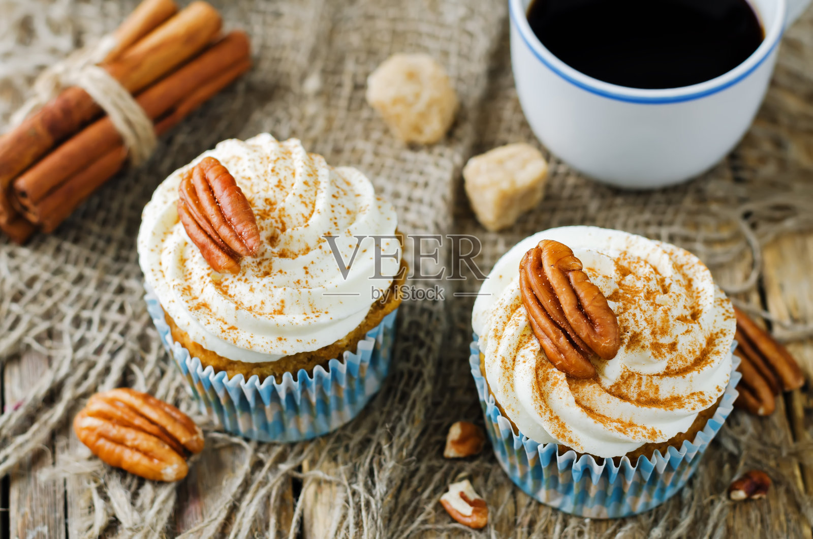 胡萝卜肉桂蛋糕配奶油奶酪和山核桃照片摄影图片