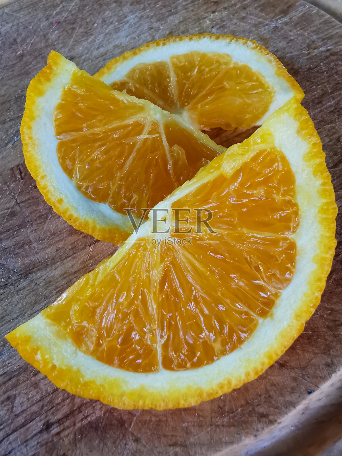 健康的生活方式的概念。木板上的橘子片。照片摄影图片