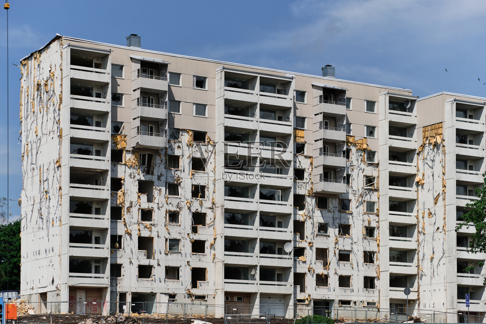 芬兰埃斯波被拆除的公寓楼。照片摄影图片