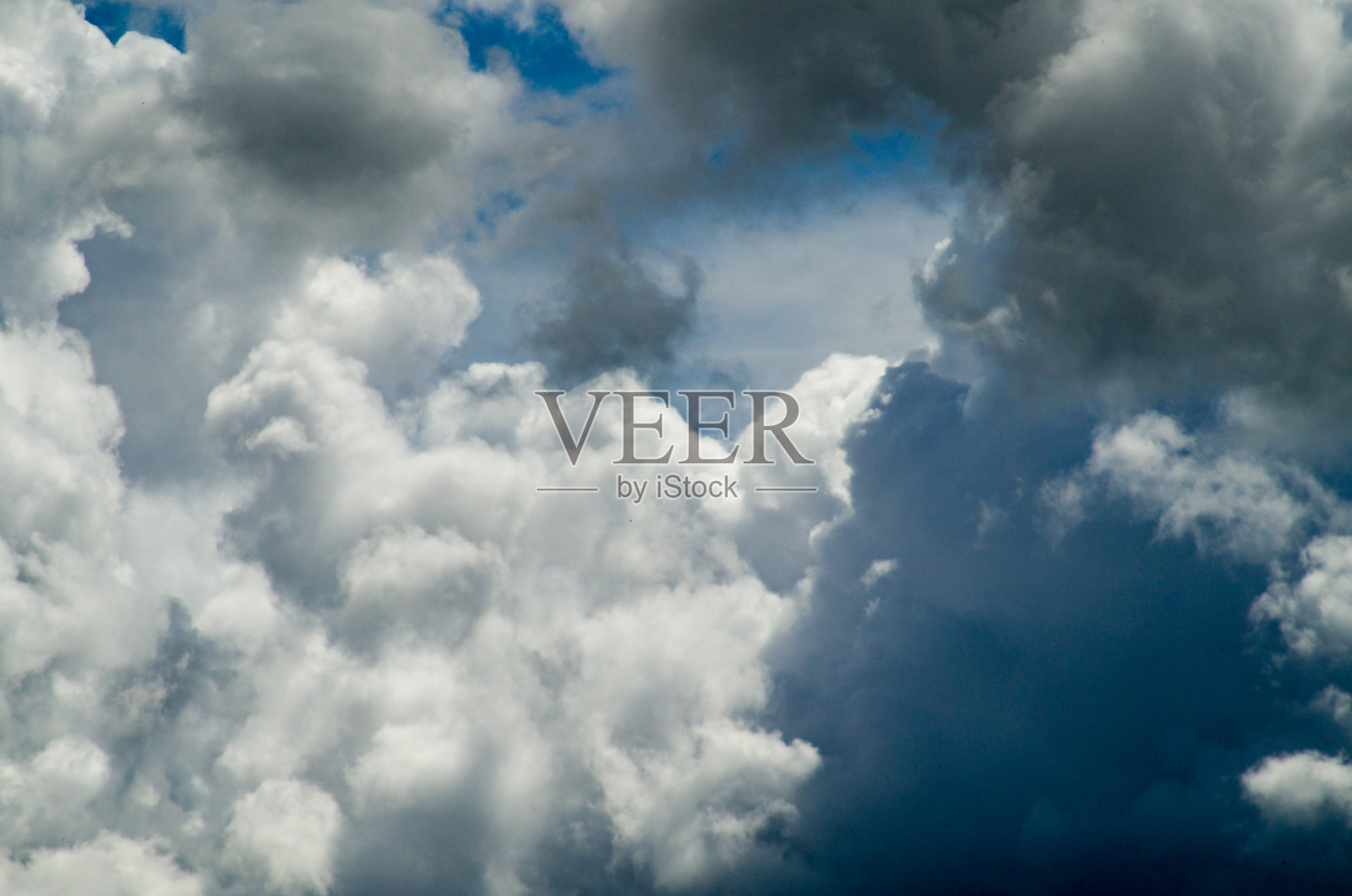 乌云与蓝天的背景照片摄影图片