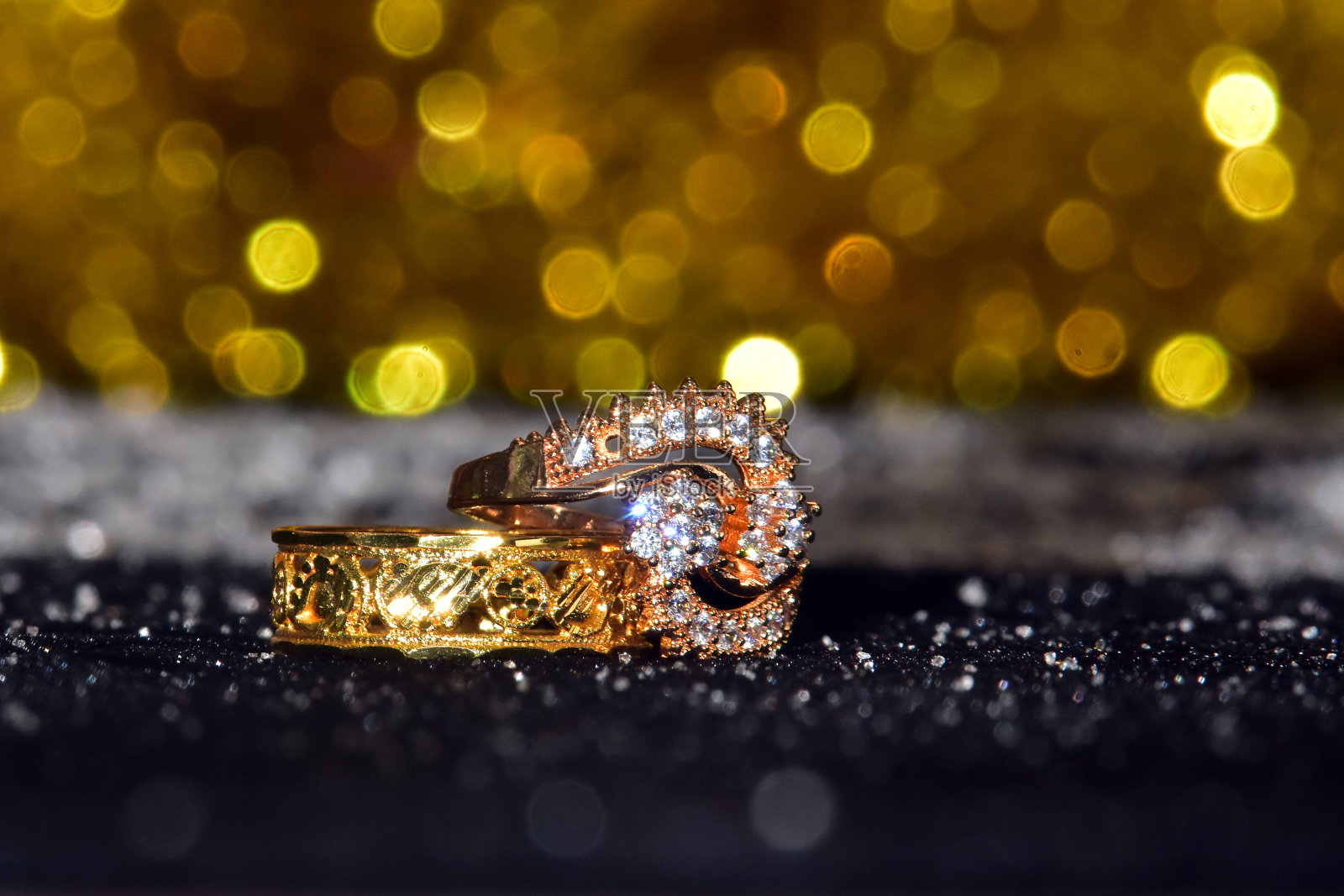 彩色背景的结婚戒指照片摄影图片