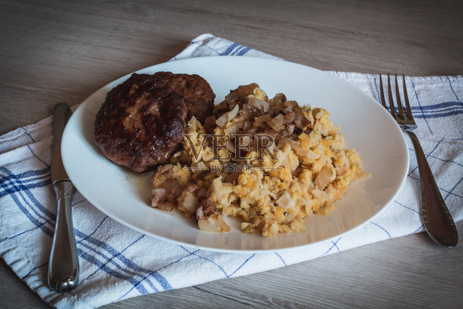 豌豆粥配炒洋葱和自制肉饼照片摄影图片