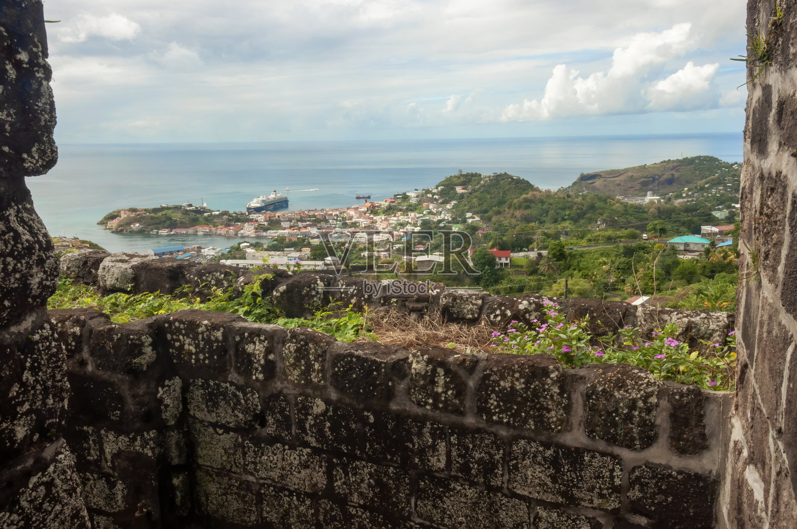 从腓特烈堡的石墙之间，一个古老的加勒比要塞，看到下面的山脉。照片摄影图片