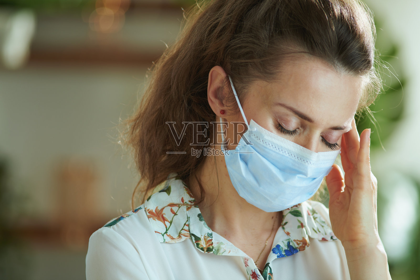 戴医用口罩的白衬衫现代女性感到有压力照片摄影图片