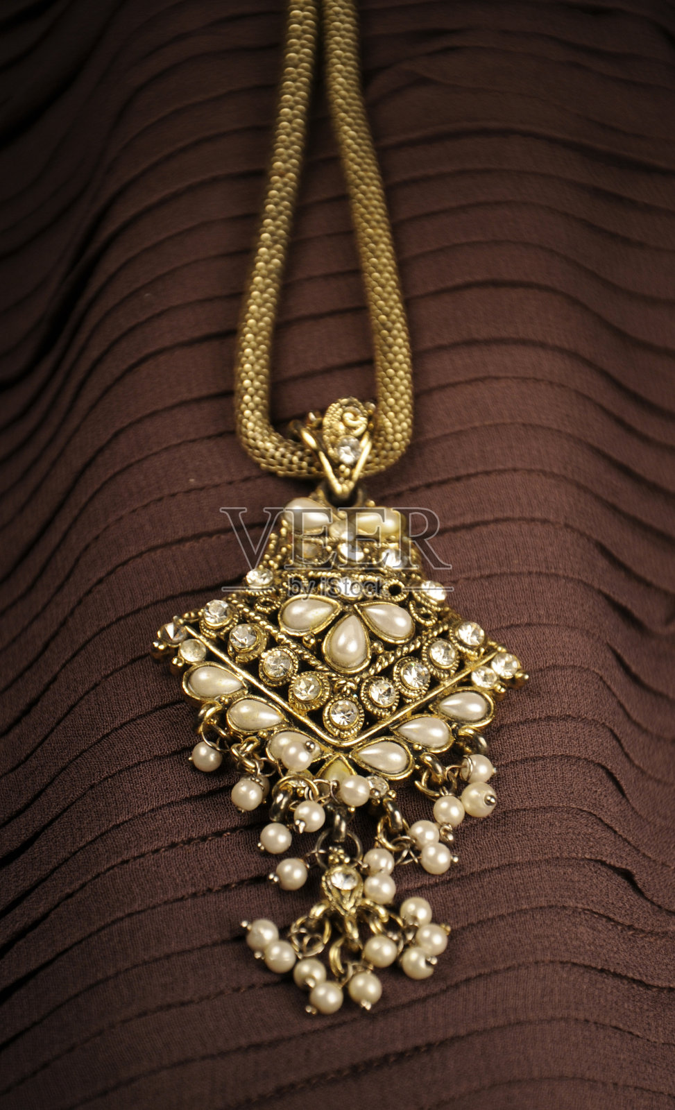 仿古珍珠吊坠与链，印度传统珠宝照片摄影图片