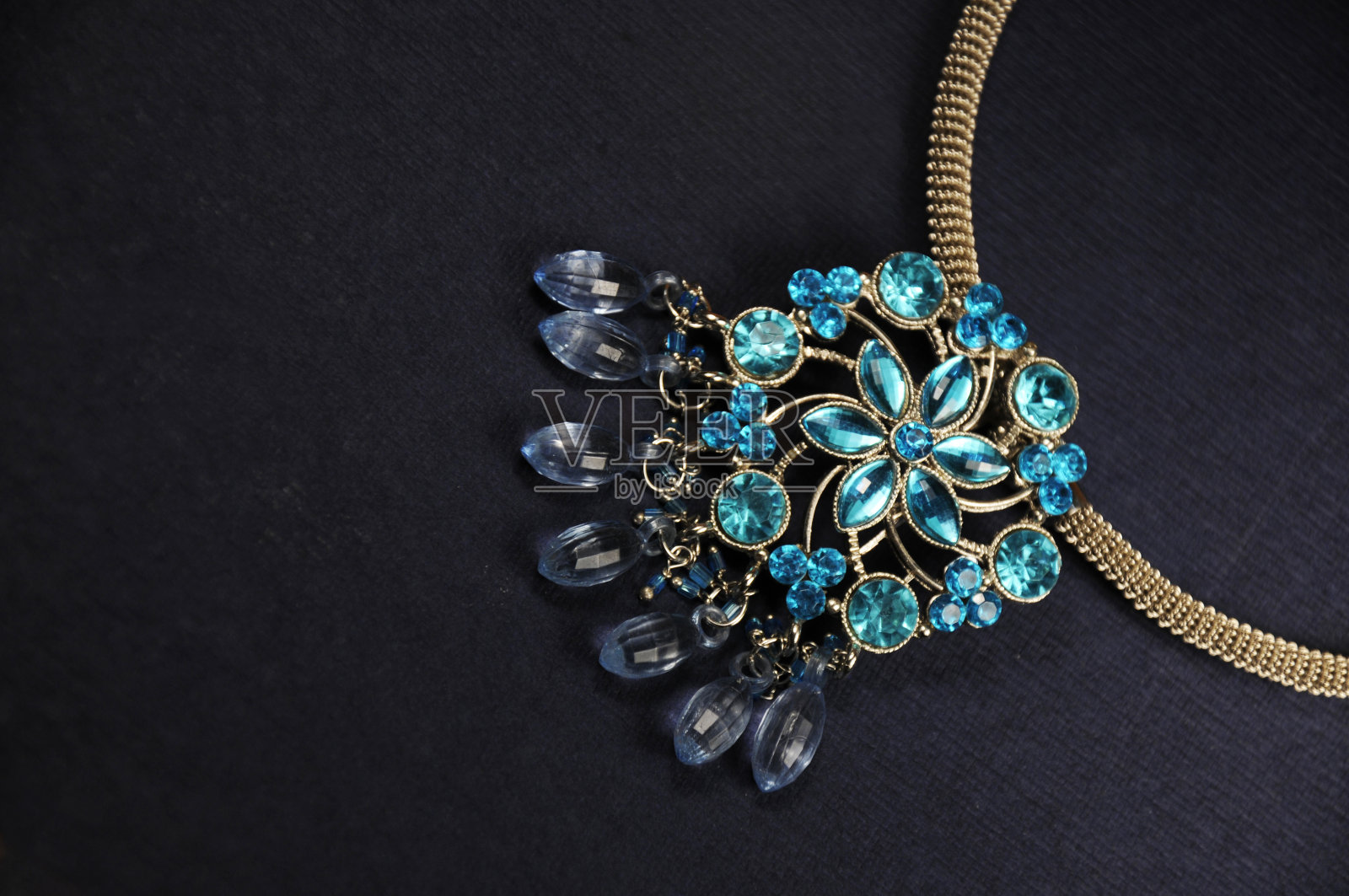 蓝色钻石吊坠，印度传统珠宝照片摄影图片