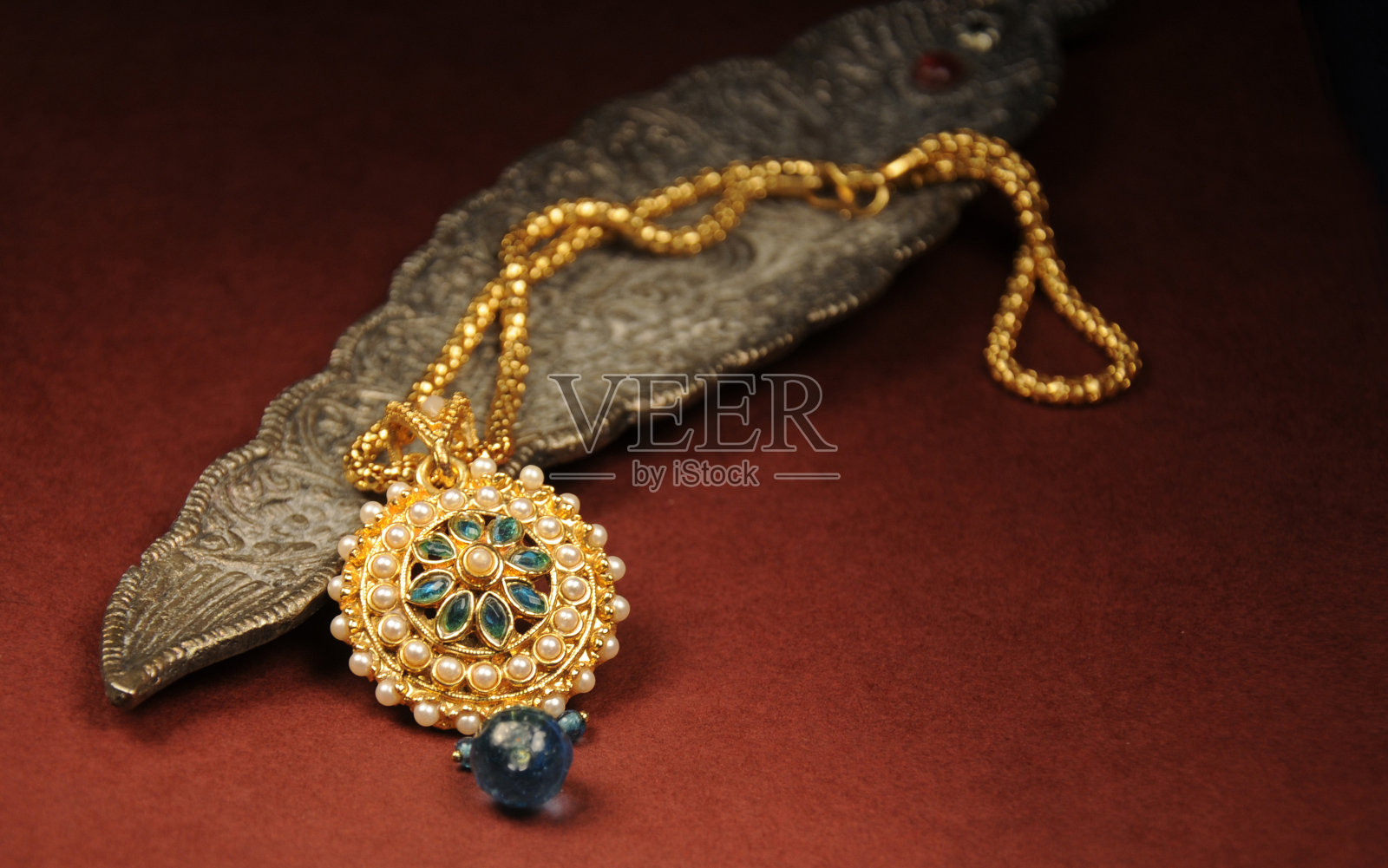 珍珠吊坠配金链，印度传统珠宝照片摄影图片