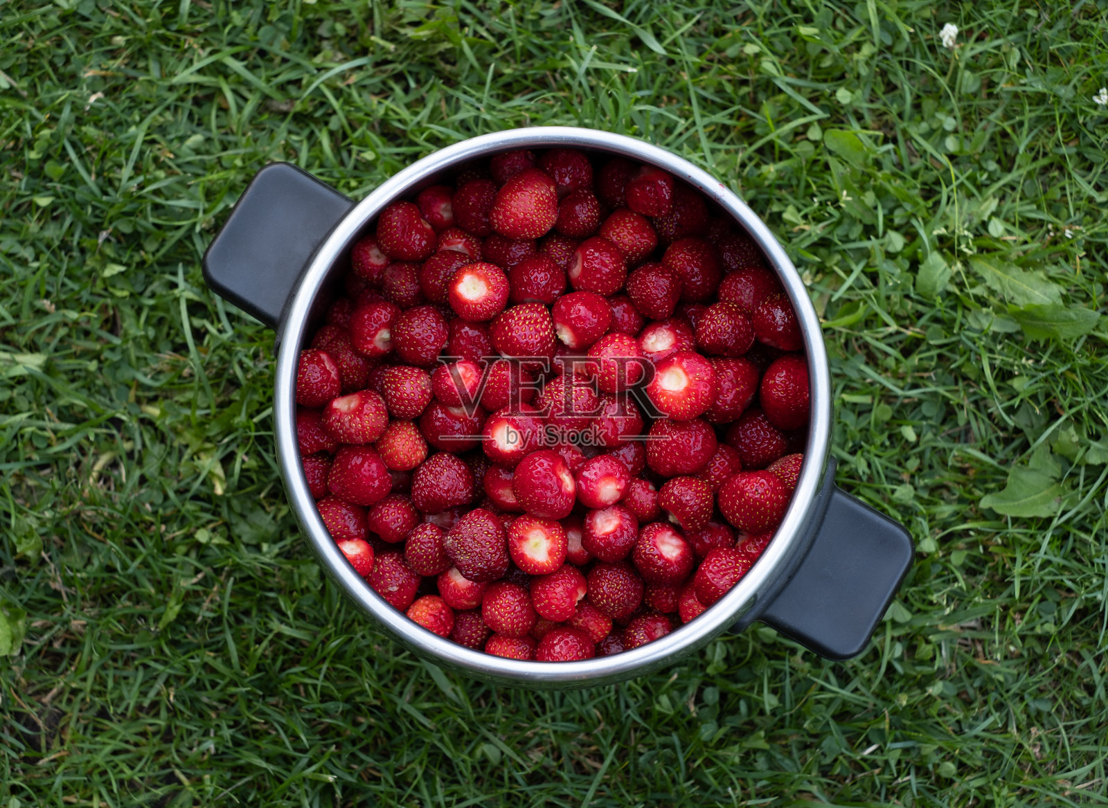 看起来像干净的准备吃的草莓照片摄影图片