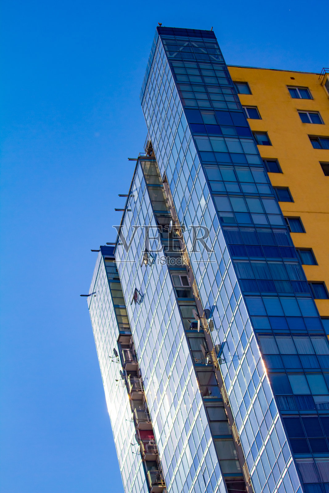 带有阳台和蓝天背景的现代公寓，自由的文本空间照片摄影图片