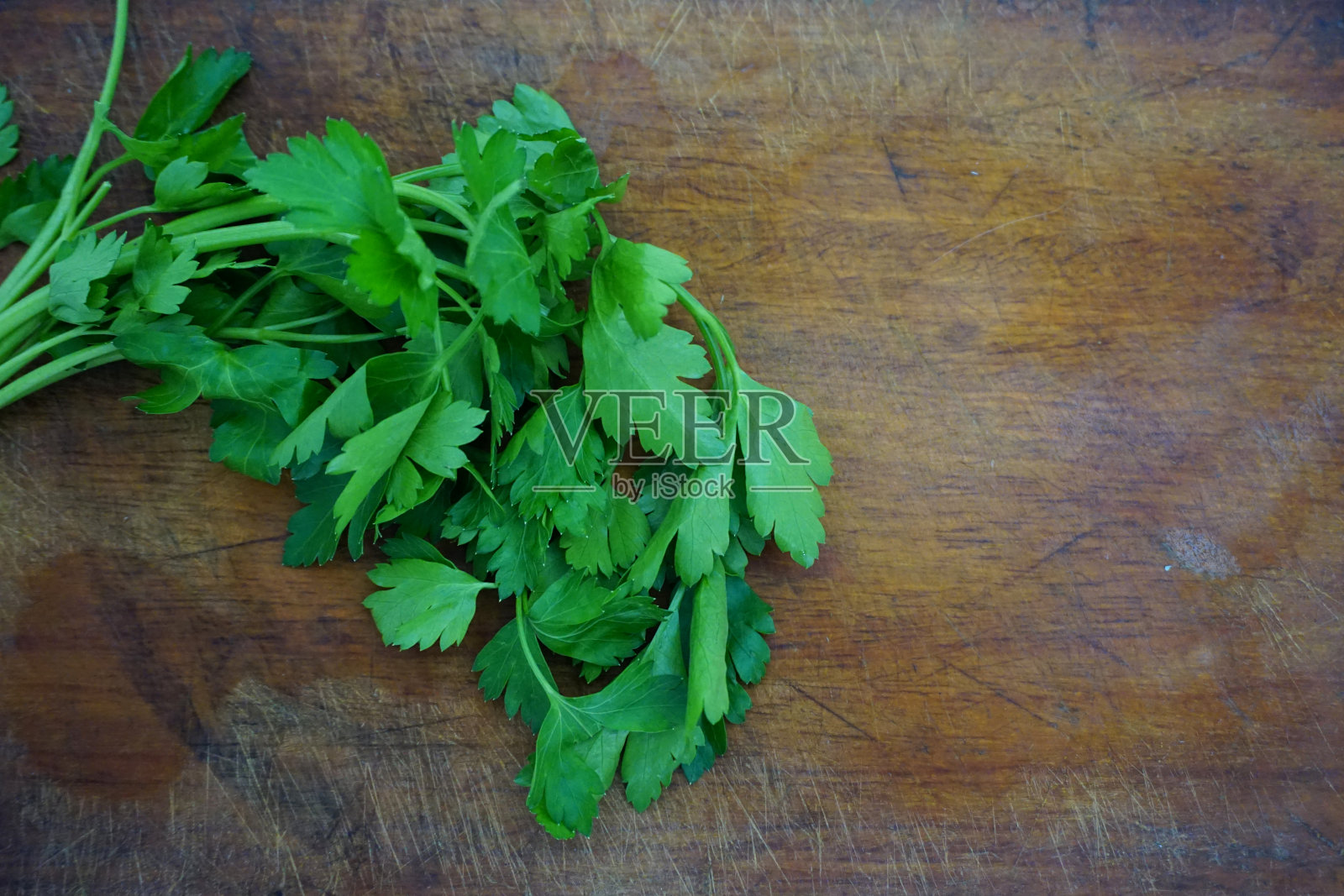 新鲜欧芹叶，草本植物，木板调味照片摄影图片