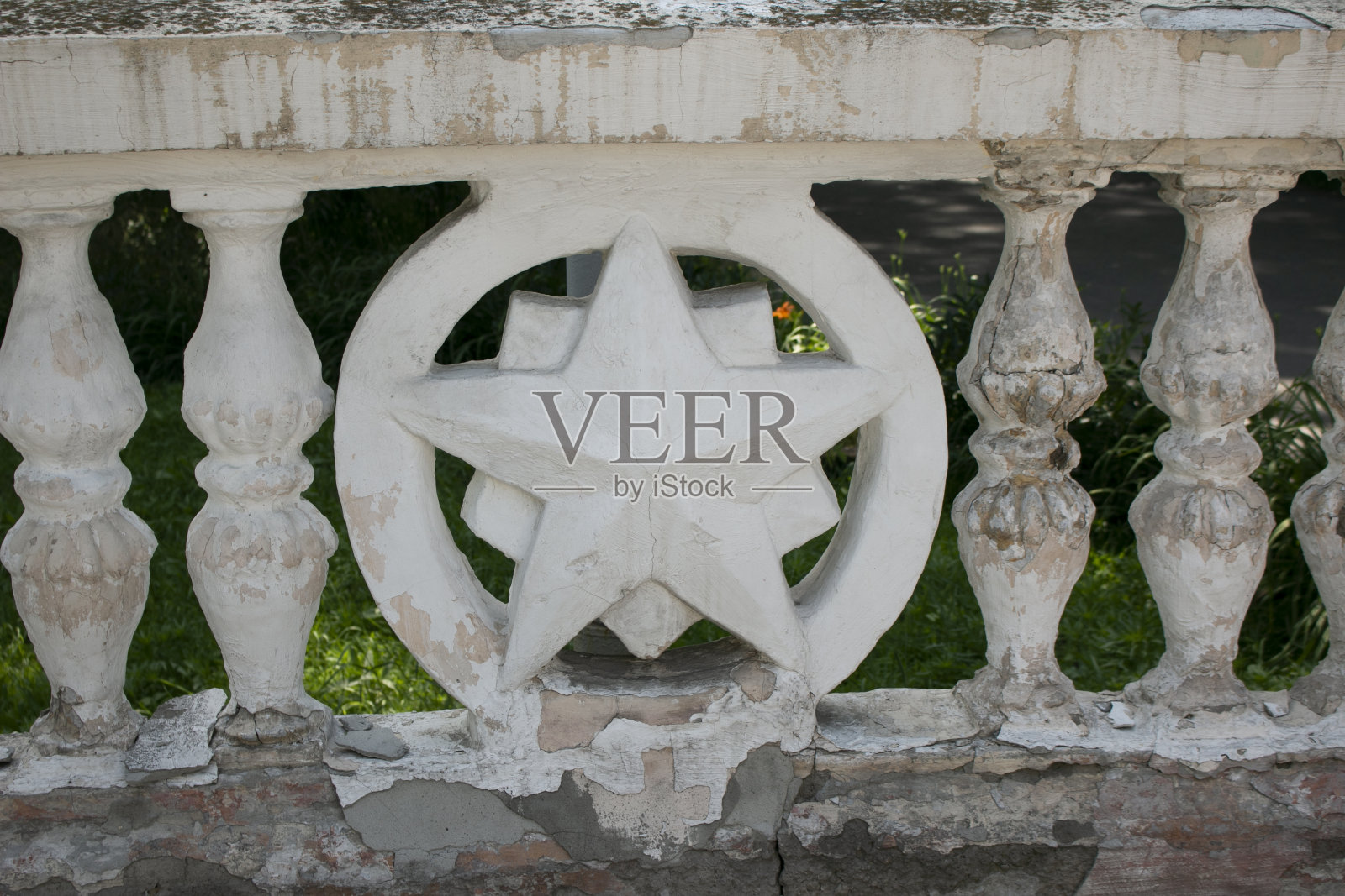 苏联时代的旧栅栏。典型的苏联建筑标志。石材背景或纹理。照片摄影图片