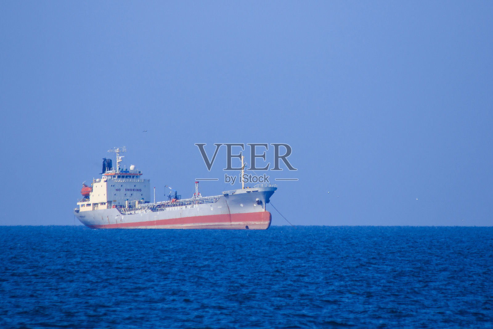 海上大型油轮照片摄影图片