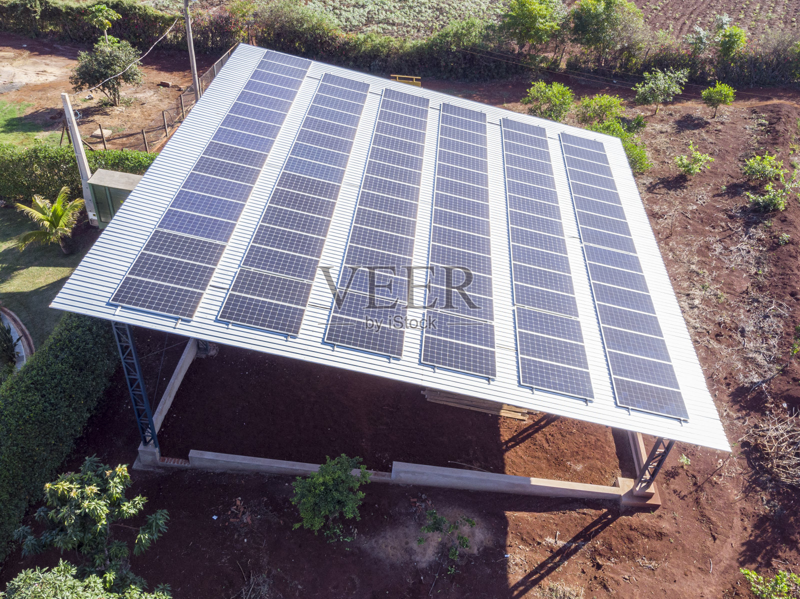 光伏电站建在住宅的金属结构上照片摄影图片