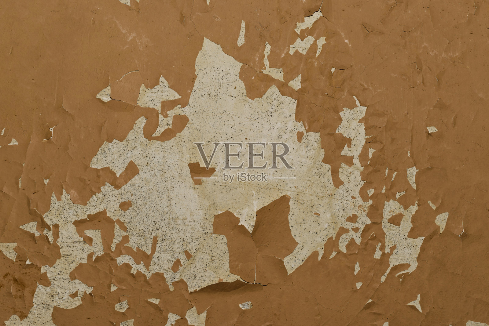 锈迹斑斑的金属墙上的裂缝油漆的特写细节。照片摄影图片