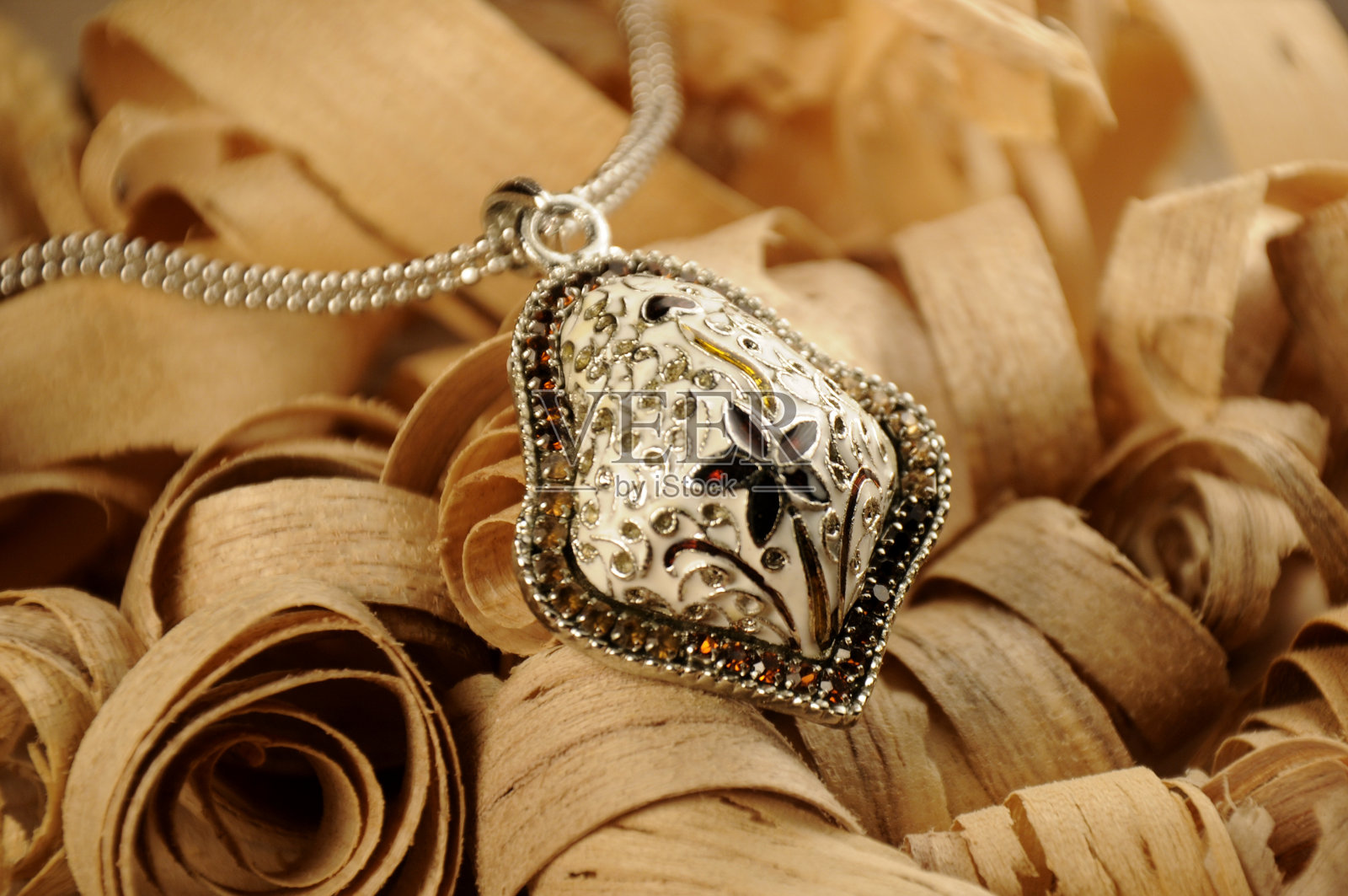 银吊坠配银链，印度传统珠宝照片摄影图片