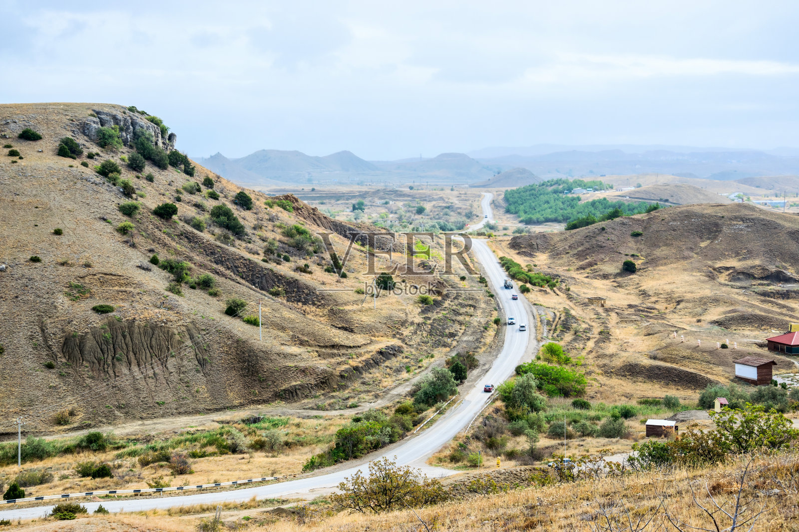 长满绿色灌木的丘陵草原照片摄影图片