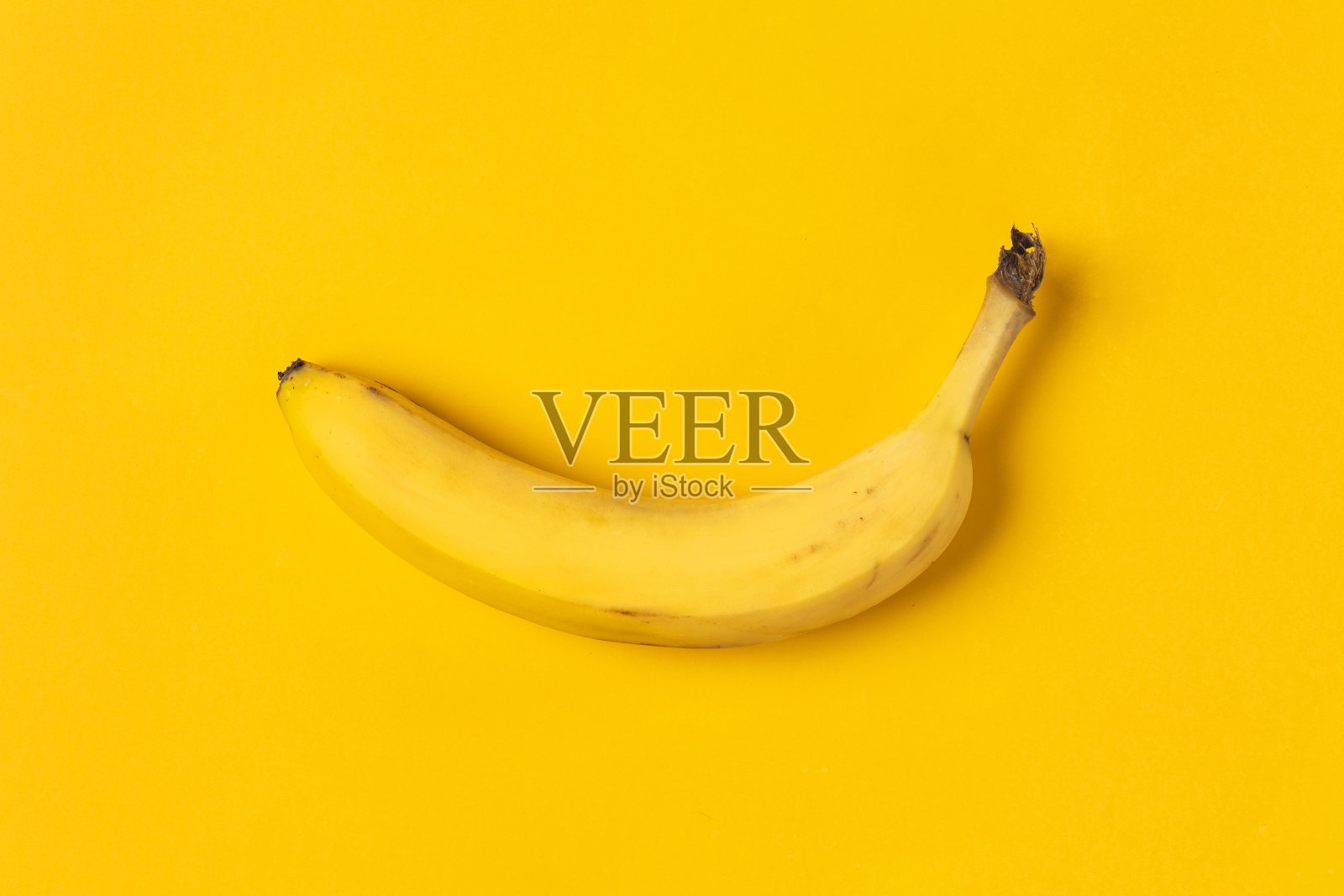 黄色背景上的香蕉照片摄影图片