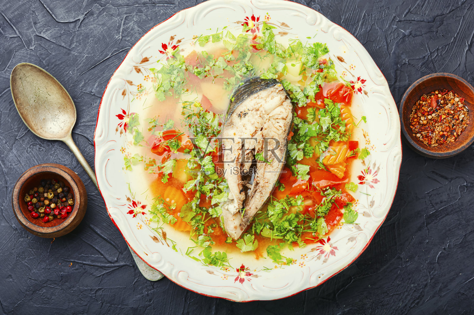 鲜鱼汤照片摄影图片