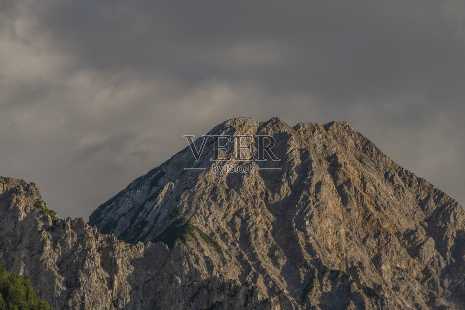 在斯洛文尼亚和奥地利边境的米塔斯科格尔山下的多云的夜晚照片摄影图片